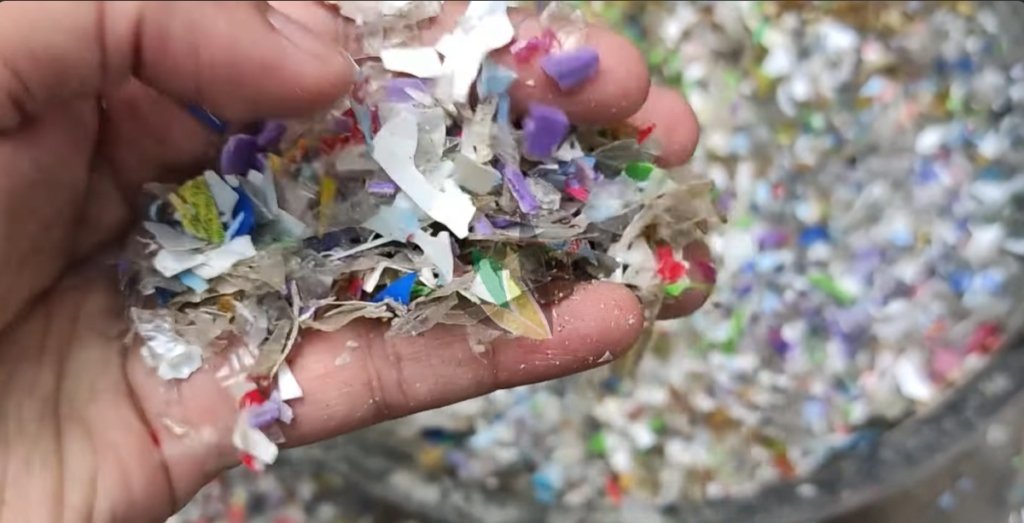 Hasil olah dengan pencacah plastik mini, ukuran menjadi beraturan