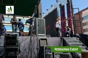 Persiapan event oleh tim teknis di belakang panggung sebelum acara dimulai